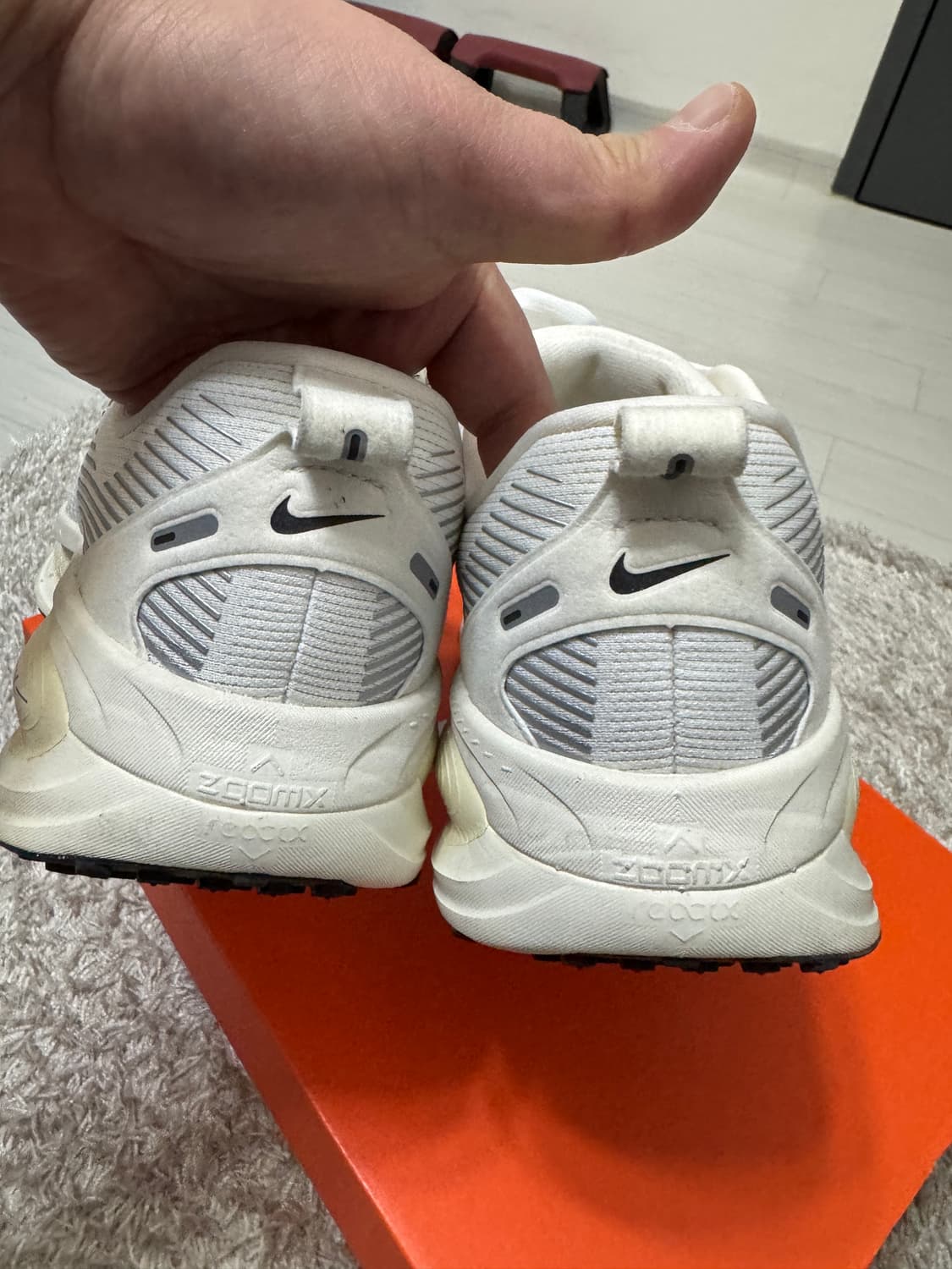 [270] 나이키 보메로 18 서밋 화이트 코코넛 밀크 상품이미지5