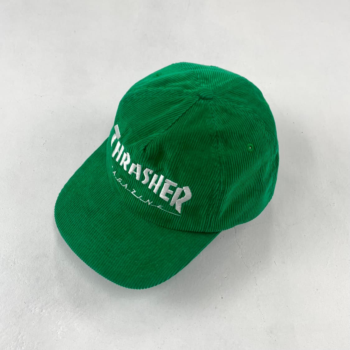 트래셔 자수 스펠아웃 빅로고 그린 코듀로이 트러커 캡 상품이미지1