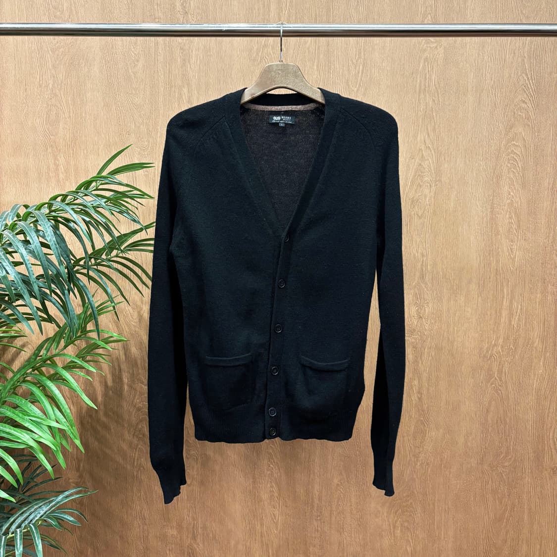 빔즈 하트 울 브이넥 베이직 가디건 패치 포켓 리브 마감 디테일 블랙 상품이미지1