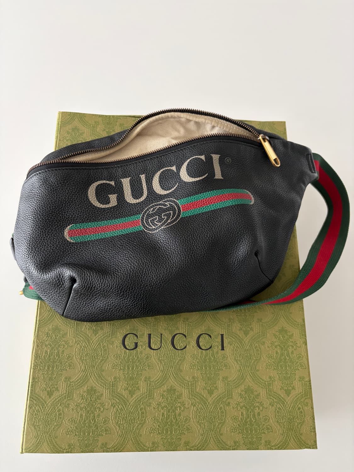 구찌 레더 벨트백 상품이미지1