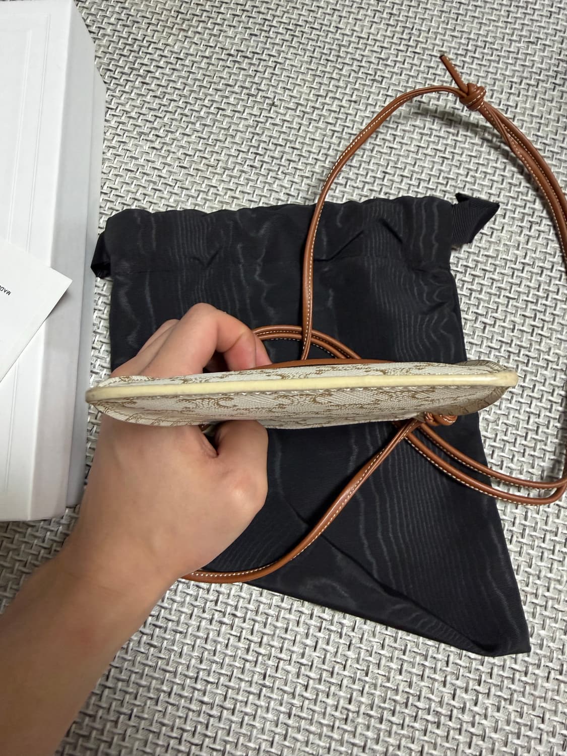 셀린느 트리옹프 캔버스 플랩 폰 파우치 화이트탄 크로스백 상품이미지5