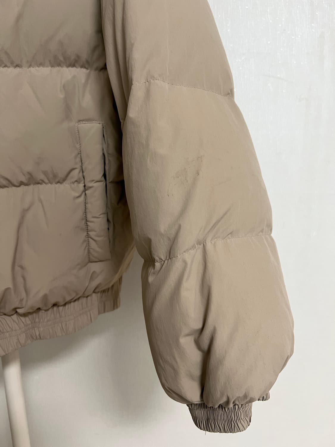 MSCHF 미스치프 로고 자수 크롭 숏패딩 Beige 상품이미지2