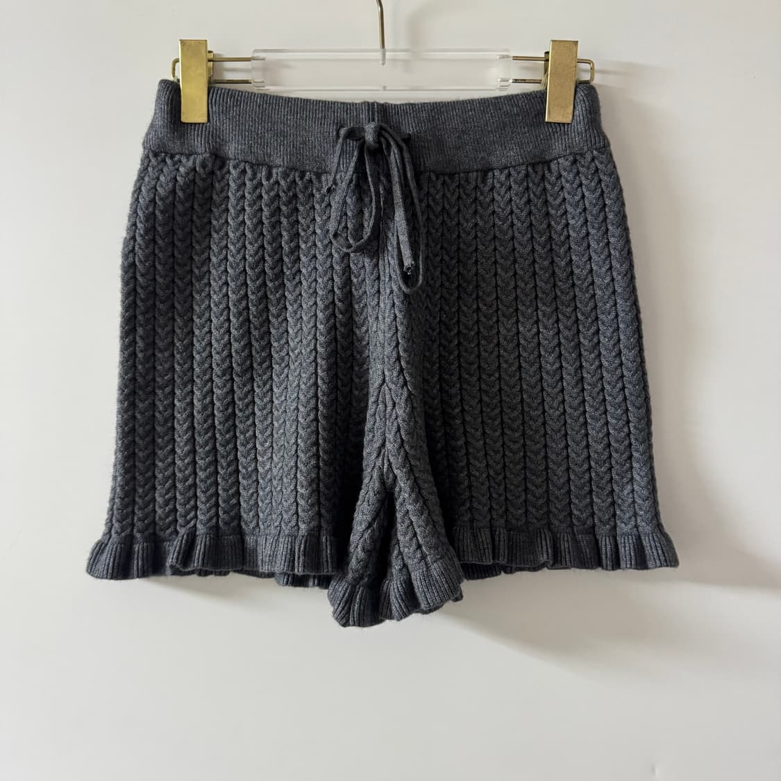 새상품 니트 밑단 프릴 반바지 (차콜) 상품이미지1