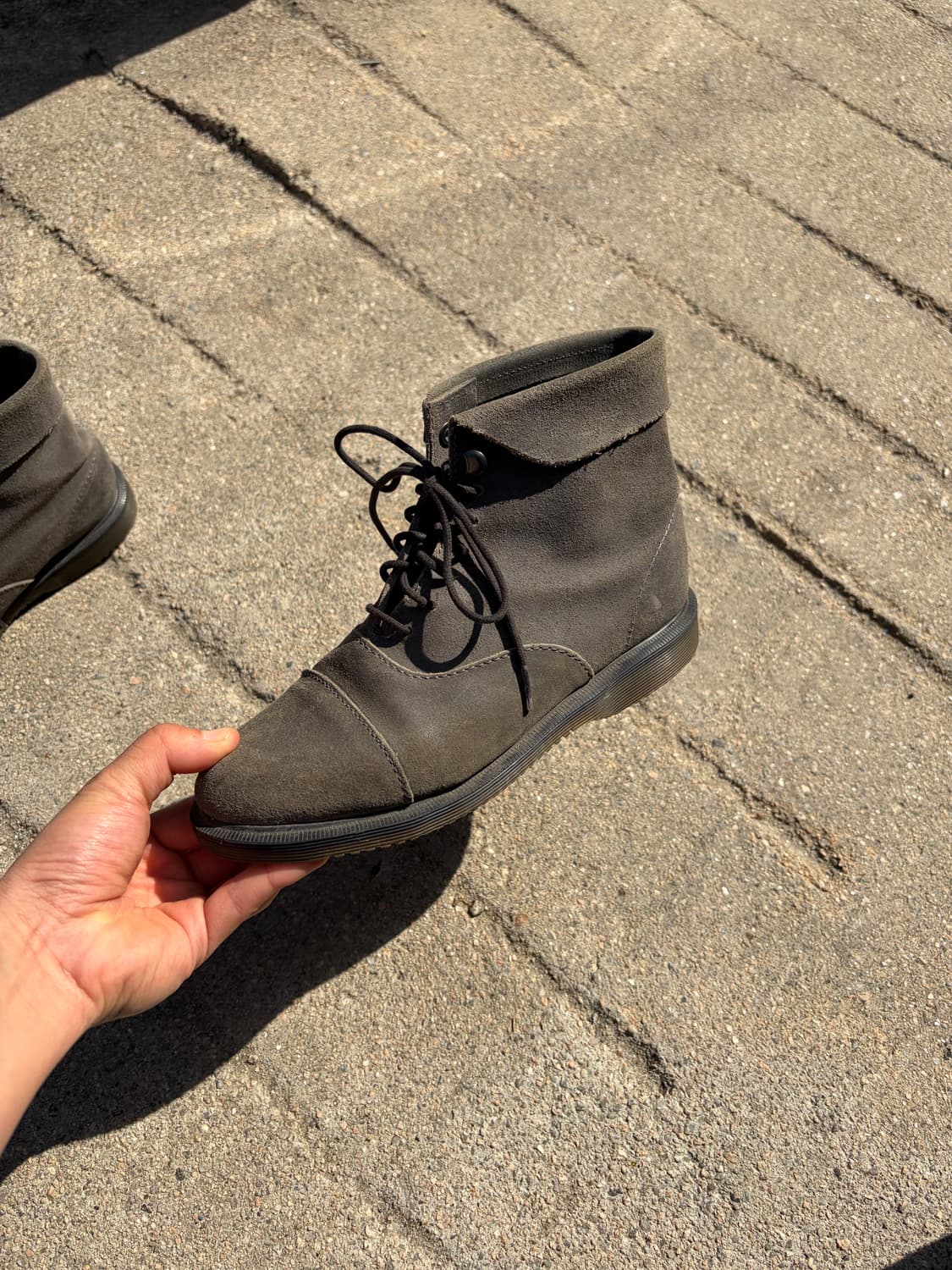 230) Dr. Martens 브라운 스웨이드 레이스업 부츠  상품이미지4