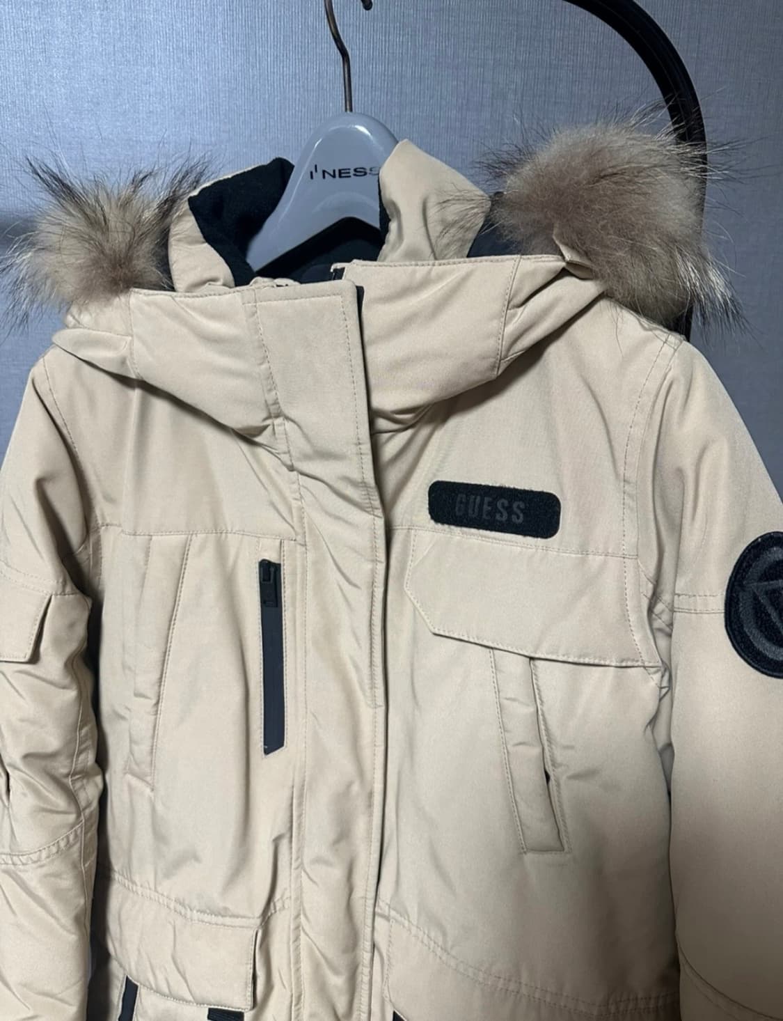 게스 덕다운 라쿤퍼 패딩 XS 베이지 상품이미지3