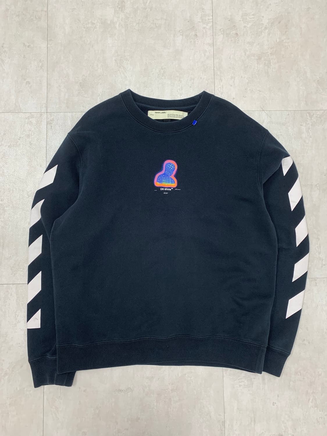 오프화이트 블랙프린팅 맨투맨 상품이미지1