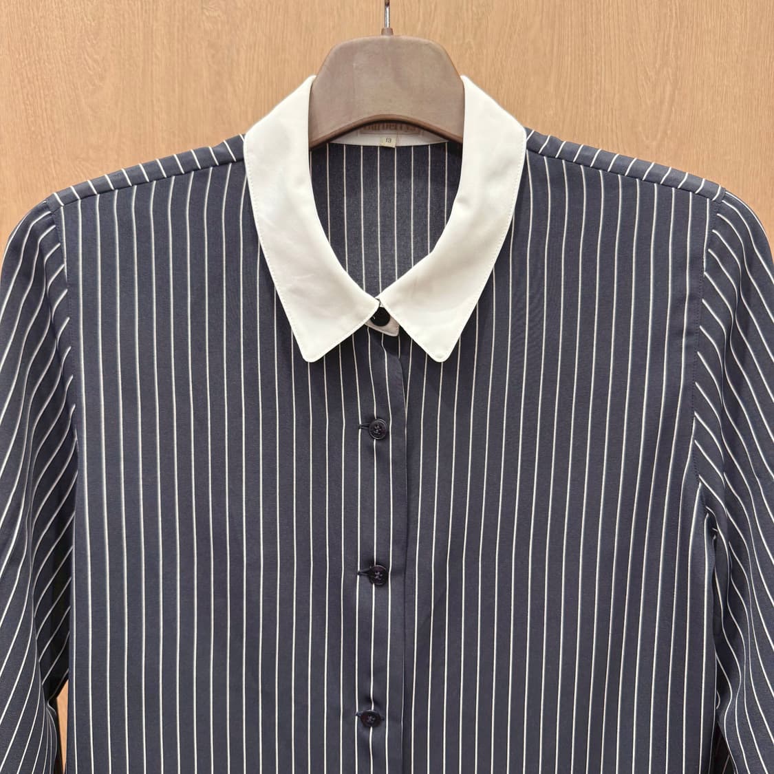 버버리 스트라이프 긴팔 셔츠 화이트 배색 카라 디테일 블랙 상품이미지4