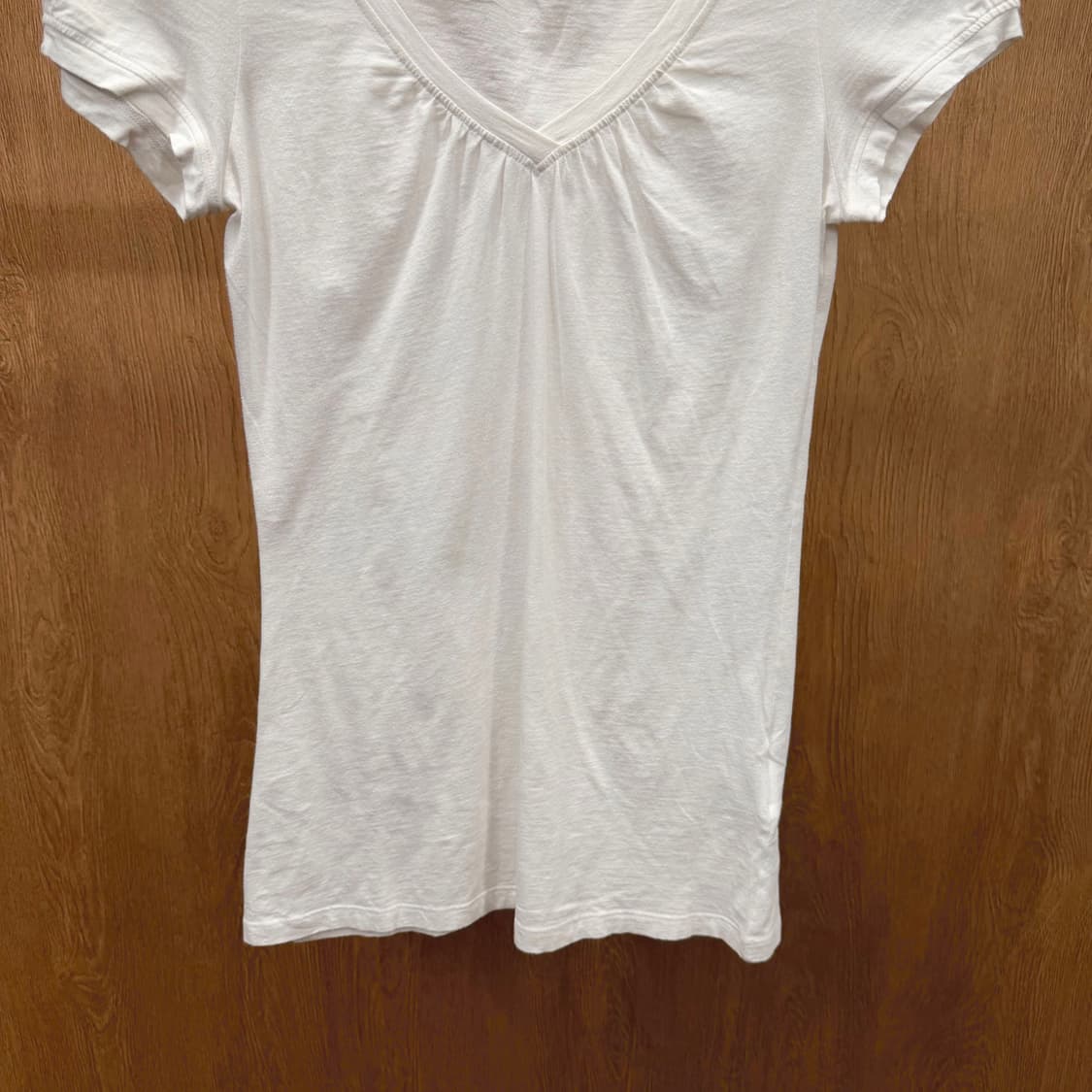 띠어리 반팔 티셔츠 퍼프 슬리브 브이넥 셔링 디테일 슬림핏 화이트 상품이미지5