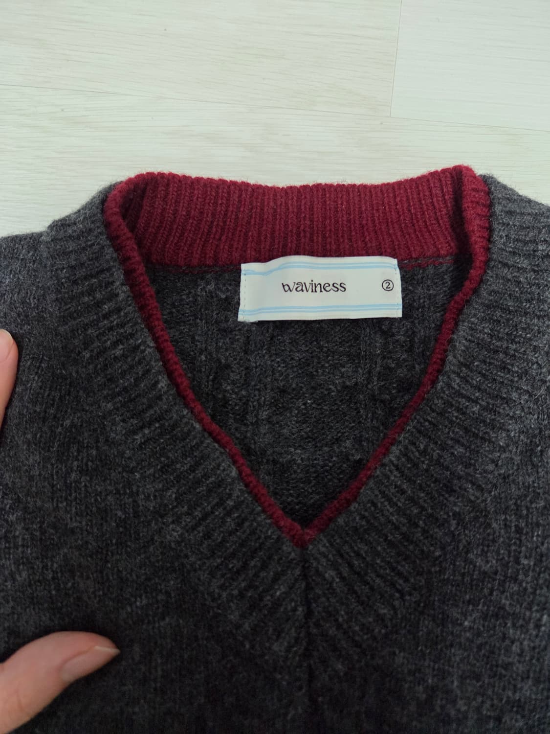 웨이비니스 브이넥 차콜레드 2 상품이미지3