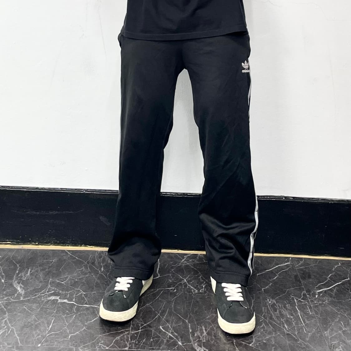아디다스 블랙 삼선 미니멀 트랙팬츠 상품이미지2