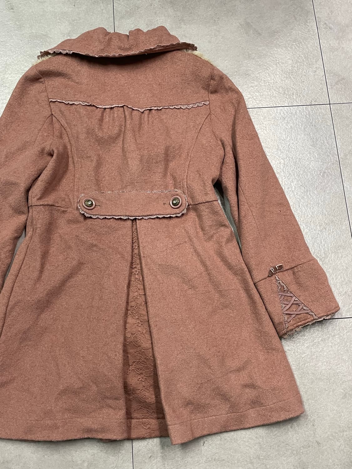 액시스 팜 엔틱 버튼 디테일 코트 상품이미지6