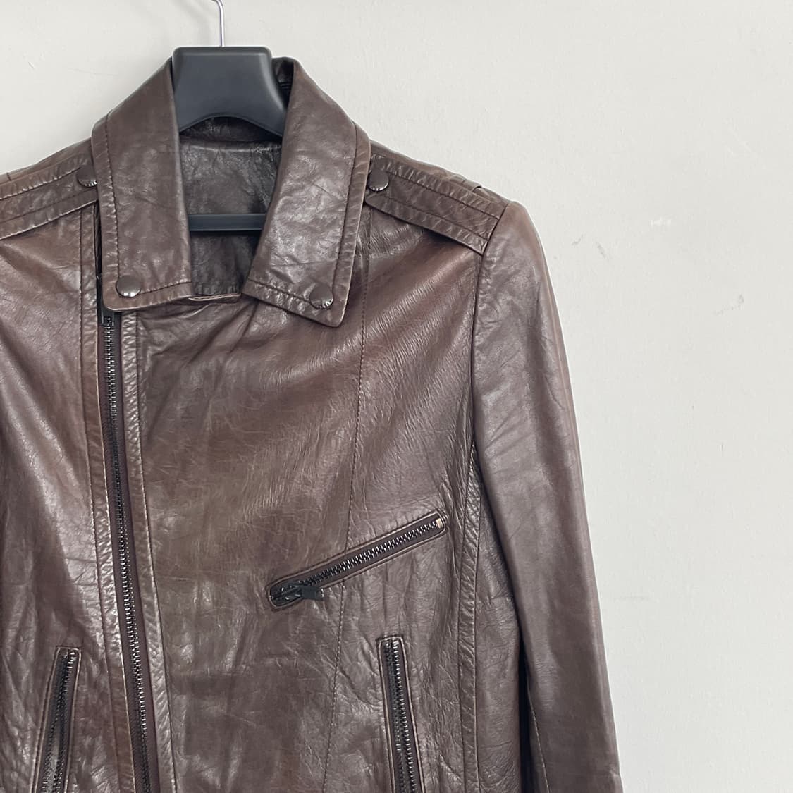 시스템 딥브라운 리얼 레더 가죽 라이더 자켓 밑단 지퍼 절개 디테일 상품이미지3