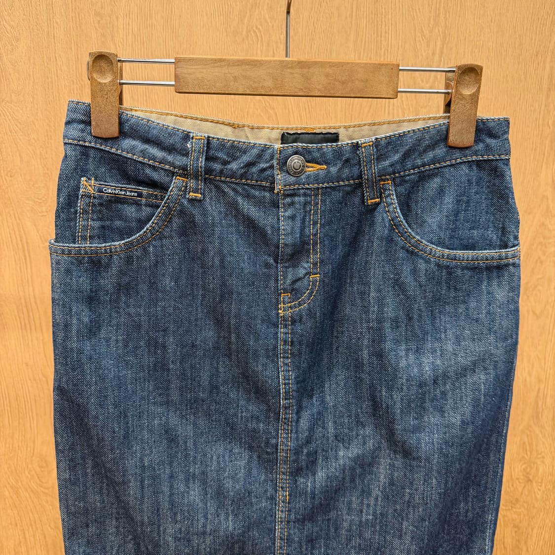캘빈클라인 진스 데님 스커트 백 포켓 큐빅 장식 디테일 H라인 진청 상품이미지4