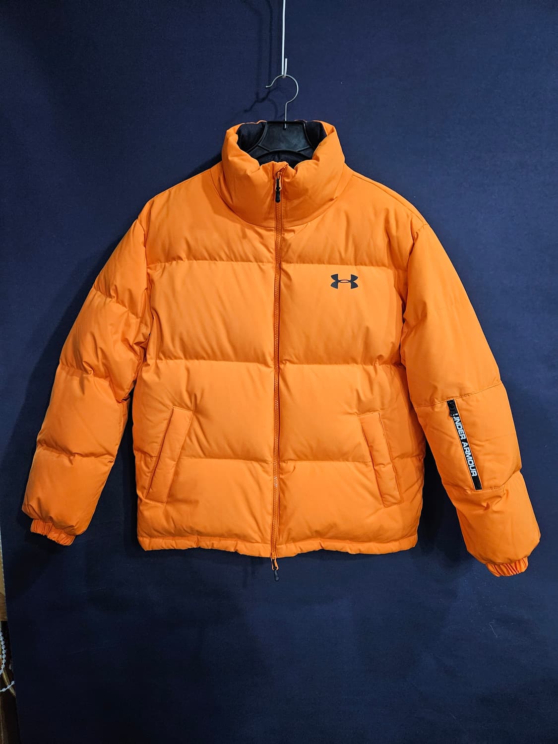언더아머 오렌지 남성 세미오버핏 100 덕다운 패딩  상품이미지1