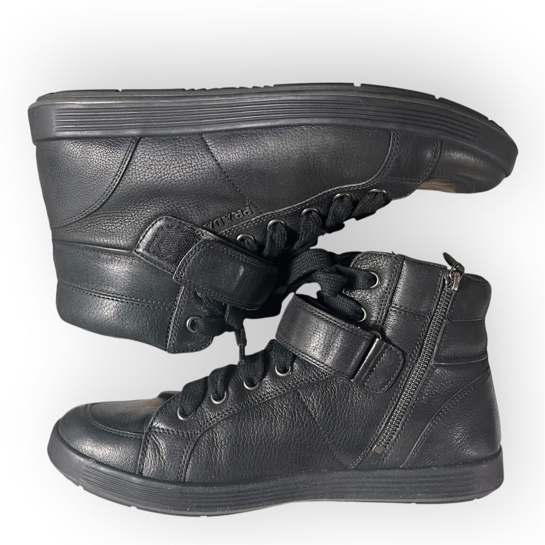 [270] 프라다 블랙 레더 하이탑 스니커즈 상품이미지3