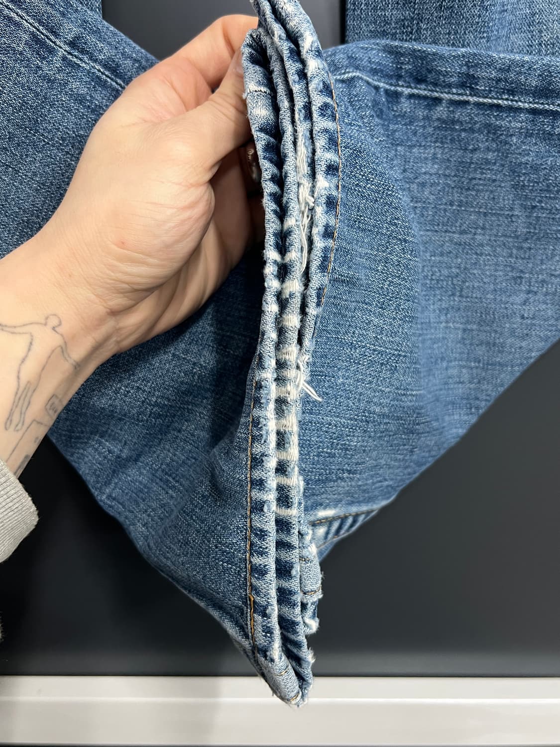 True Religion 트루릴리전 빌리 부츠컷 데미지 연청 데님 팬츠 상품이미지4