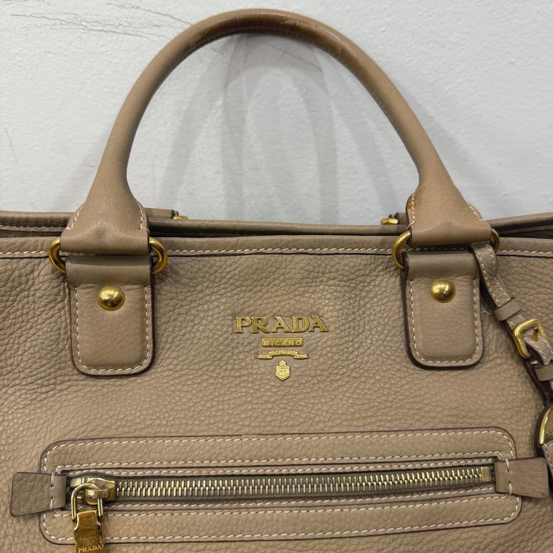프라다 토트백 사피아노 레더 골드 삼각 로고 디테일 베이지 핑크 상품이미지5