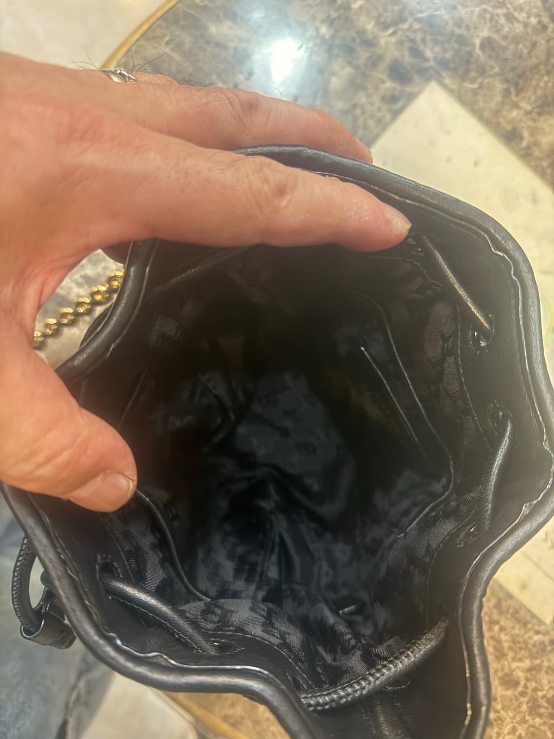 정품 발리 도나에 퀄팅 버킷백 팝니다 상품이미지6