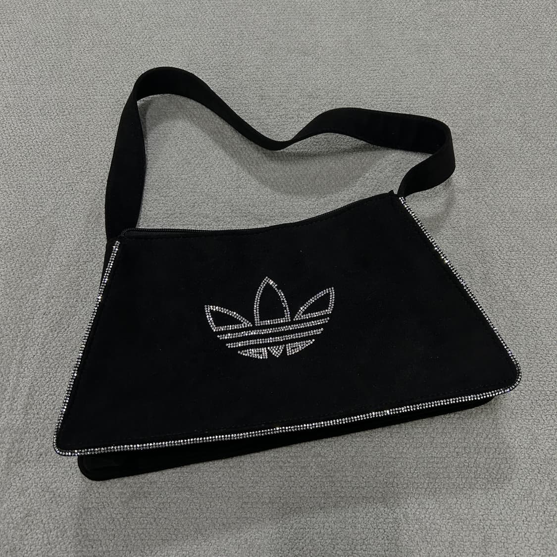 아디다스 블랙 스웨이드 라인스톤 숄더백 상품이미지1