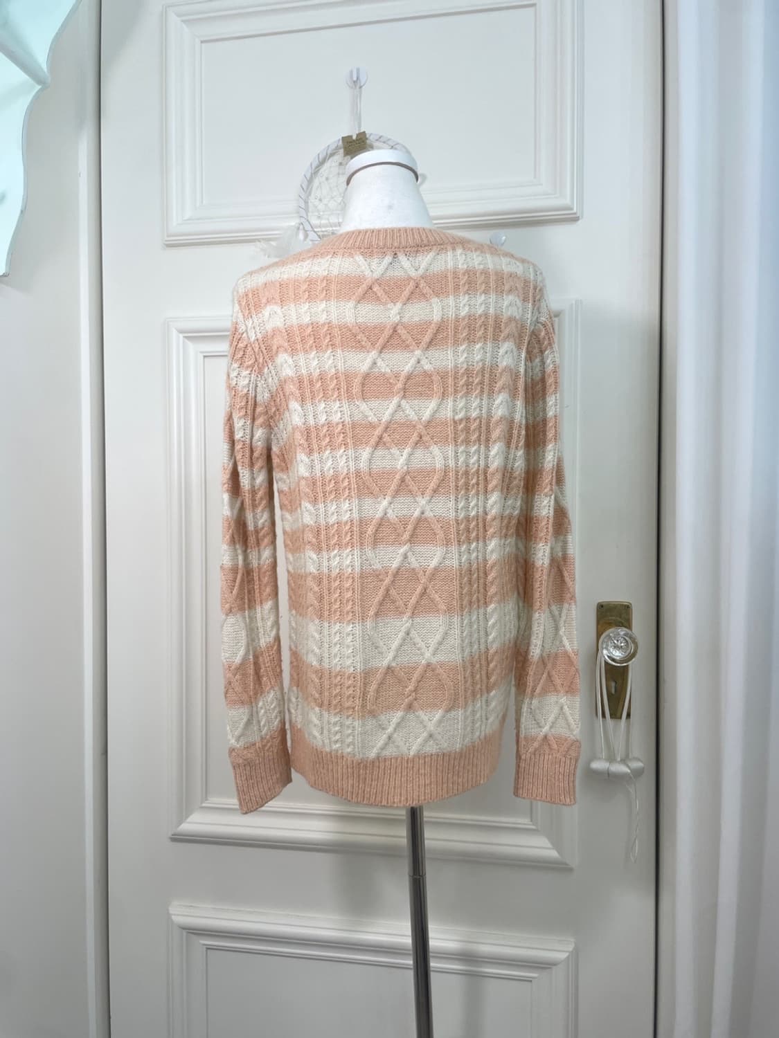 coral ivory stripe twist loose sweater 상품이미지3