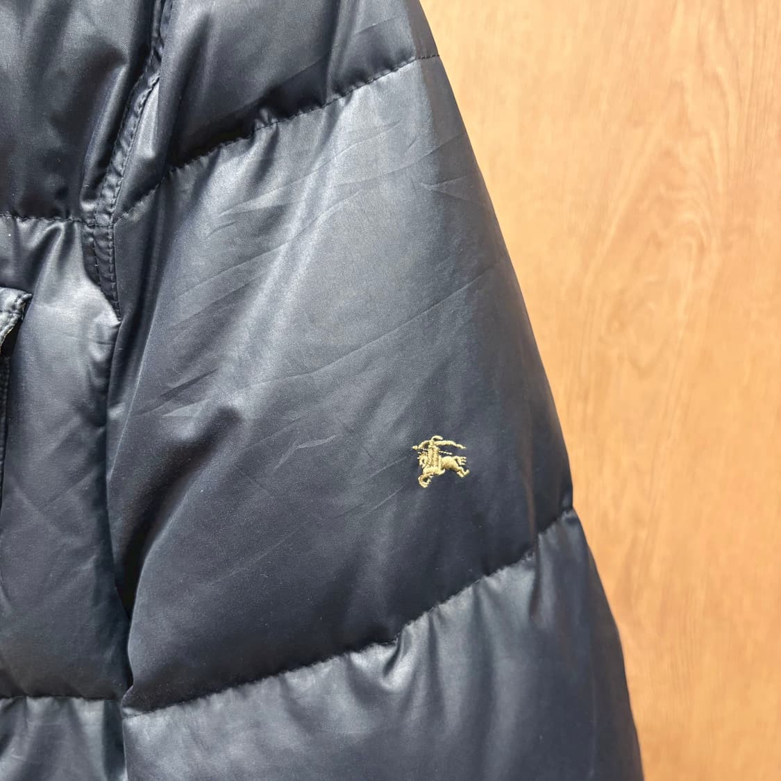 버버리 블랙 라벨 미디 후드 패딩 파카 소매 골드 로고 자수 디테일 블랙 상품이미지6