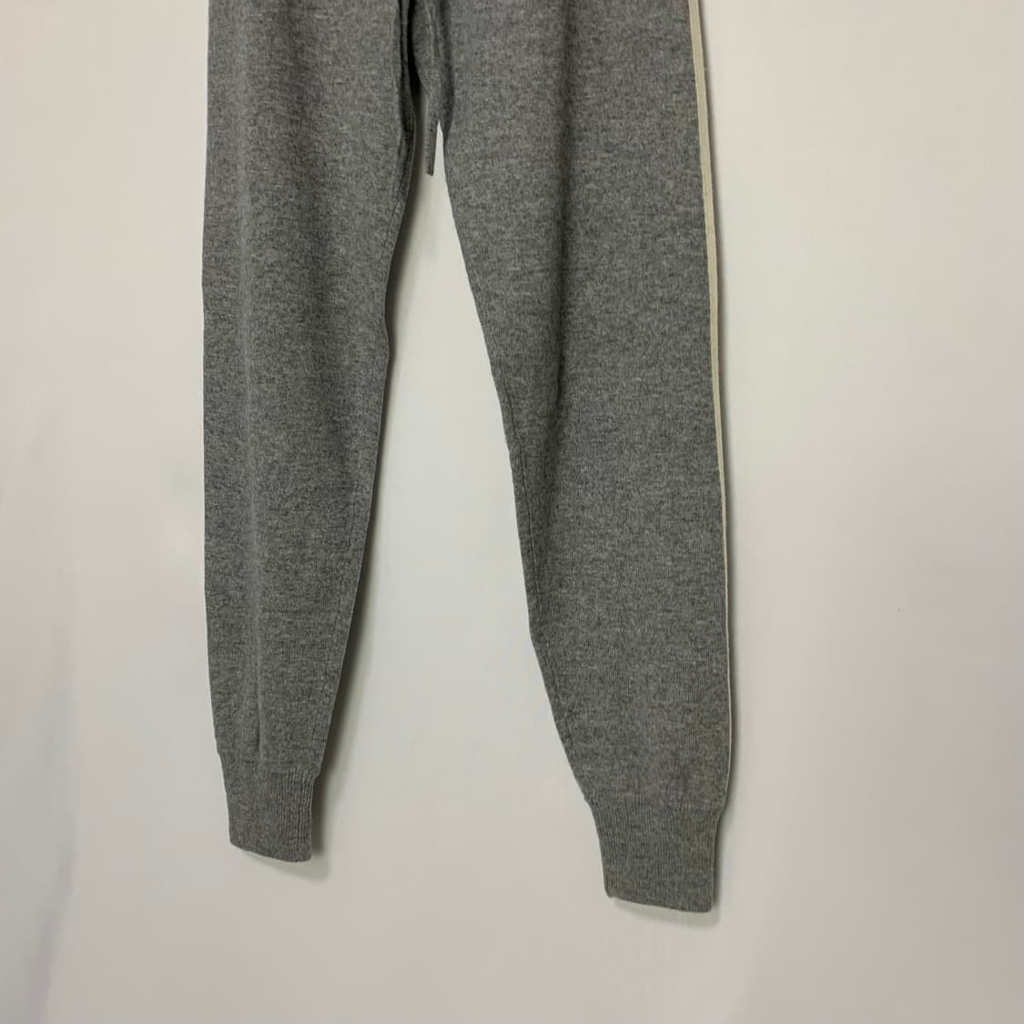 띠어리 캐시미어 100 니트 일자 슬림 트레이닝 조거 팬츠 그레이 상품이미지3