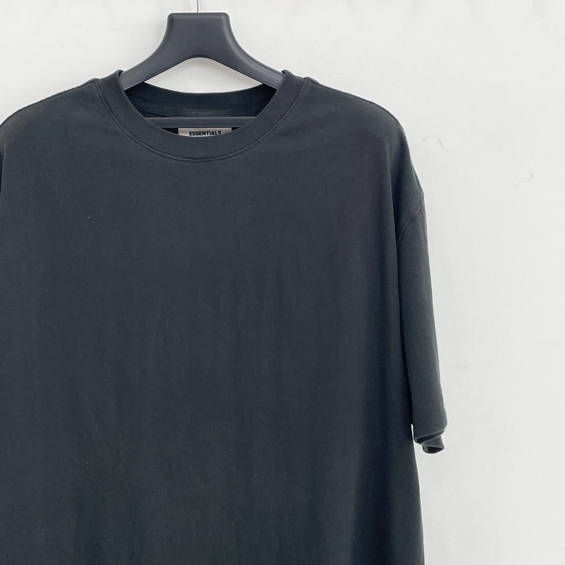 피어오브갓 에센셜 공용100-105 오버핏 블랙 로고 반팔 티셔츠 상품이미지2