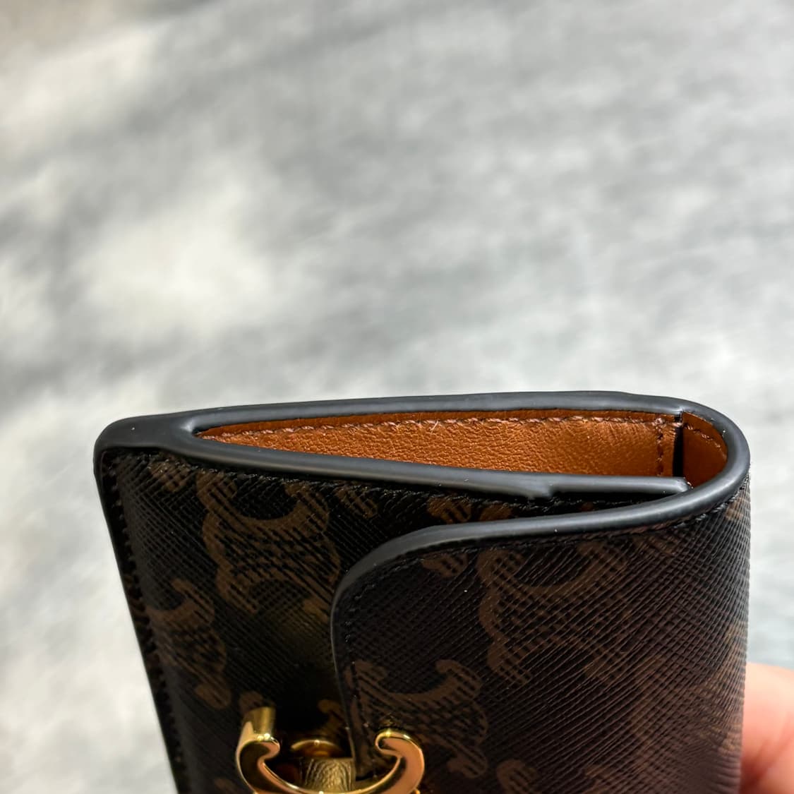 셀린느 트리옹프 플랩 카드지갑 블랙탄 상품이미지4