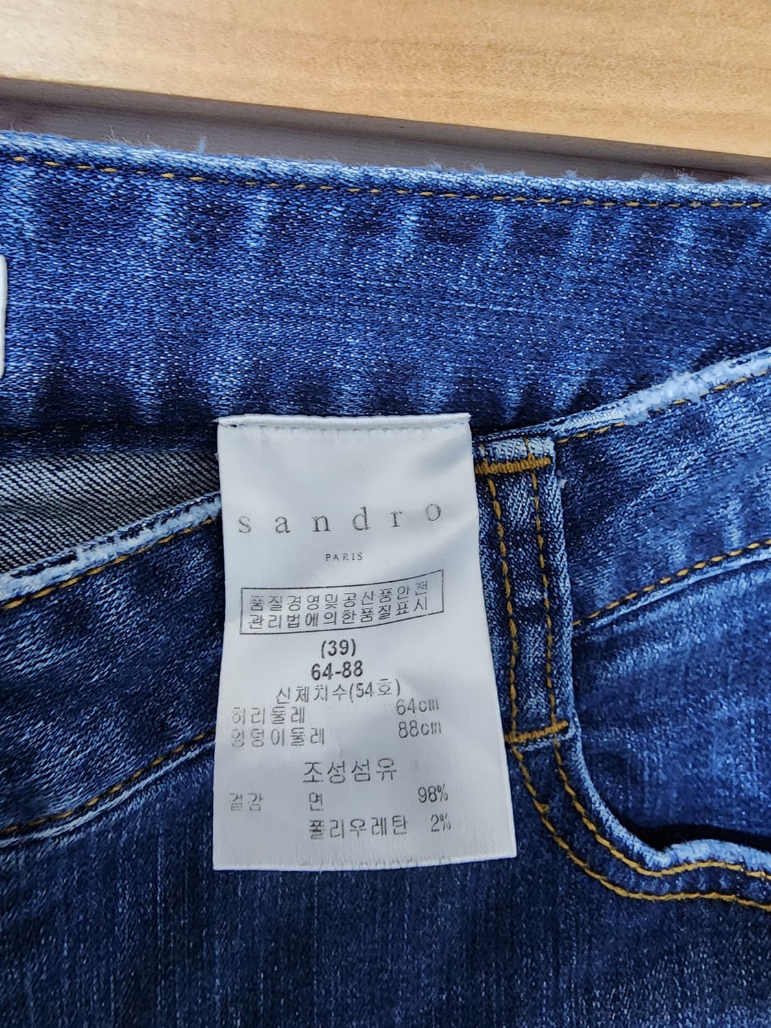 산드로 데님 부츠컷 청바지
컷팅 디테일이 살아있는 디자인입니다. 
스판으 상품이미지8