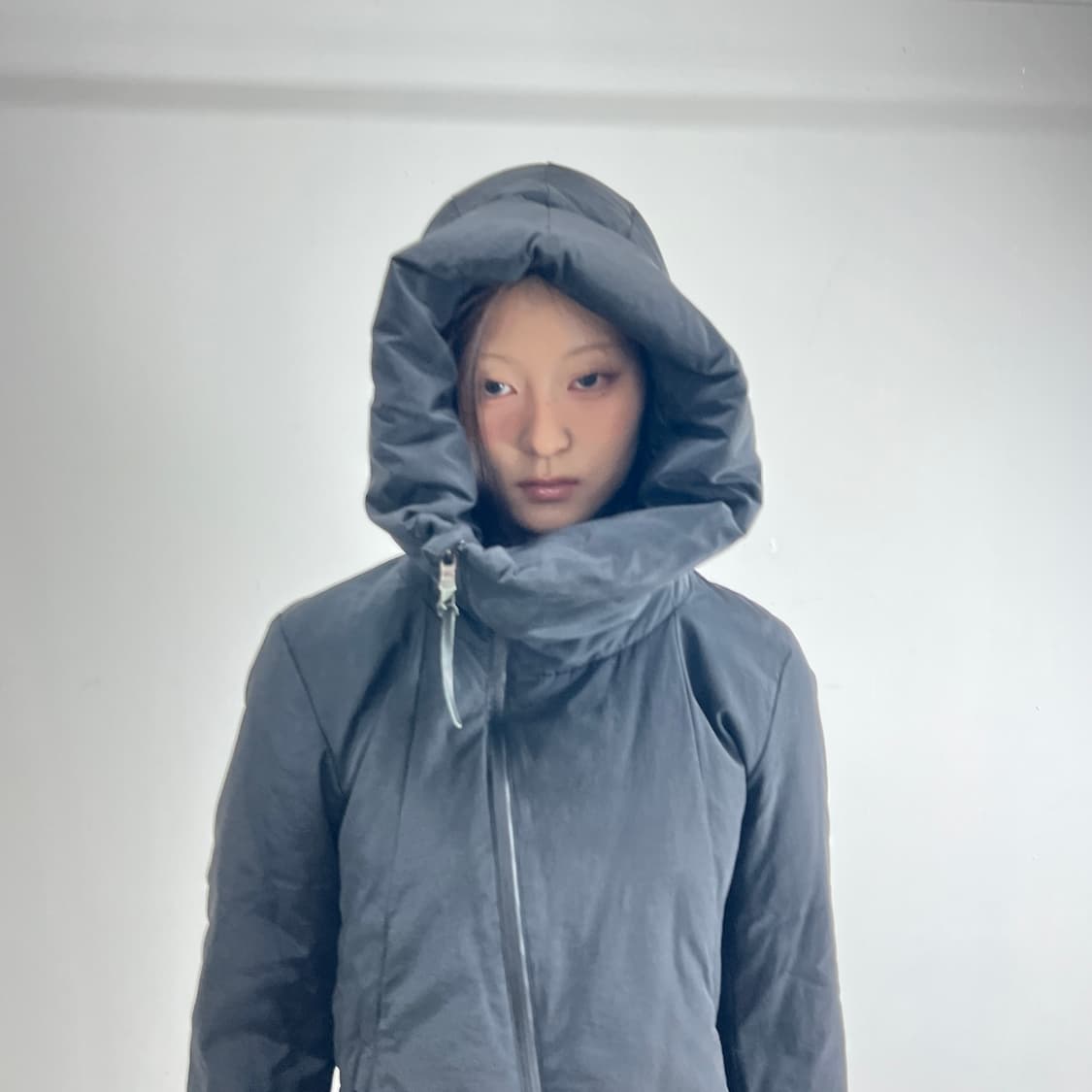 The Viridi Anne 비대칭 하이넥 후드 다운 자켓 상품이미지5