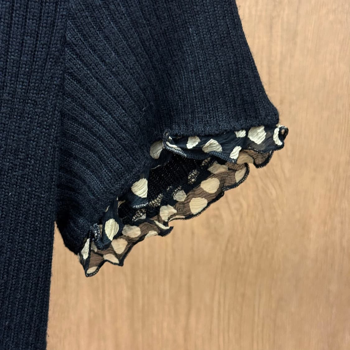 지방시 부티크 리브 니트 반팔 티셔츠 도트 쉬폰 프릴 디테일 블랙 상품이미지6