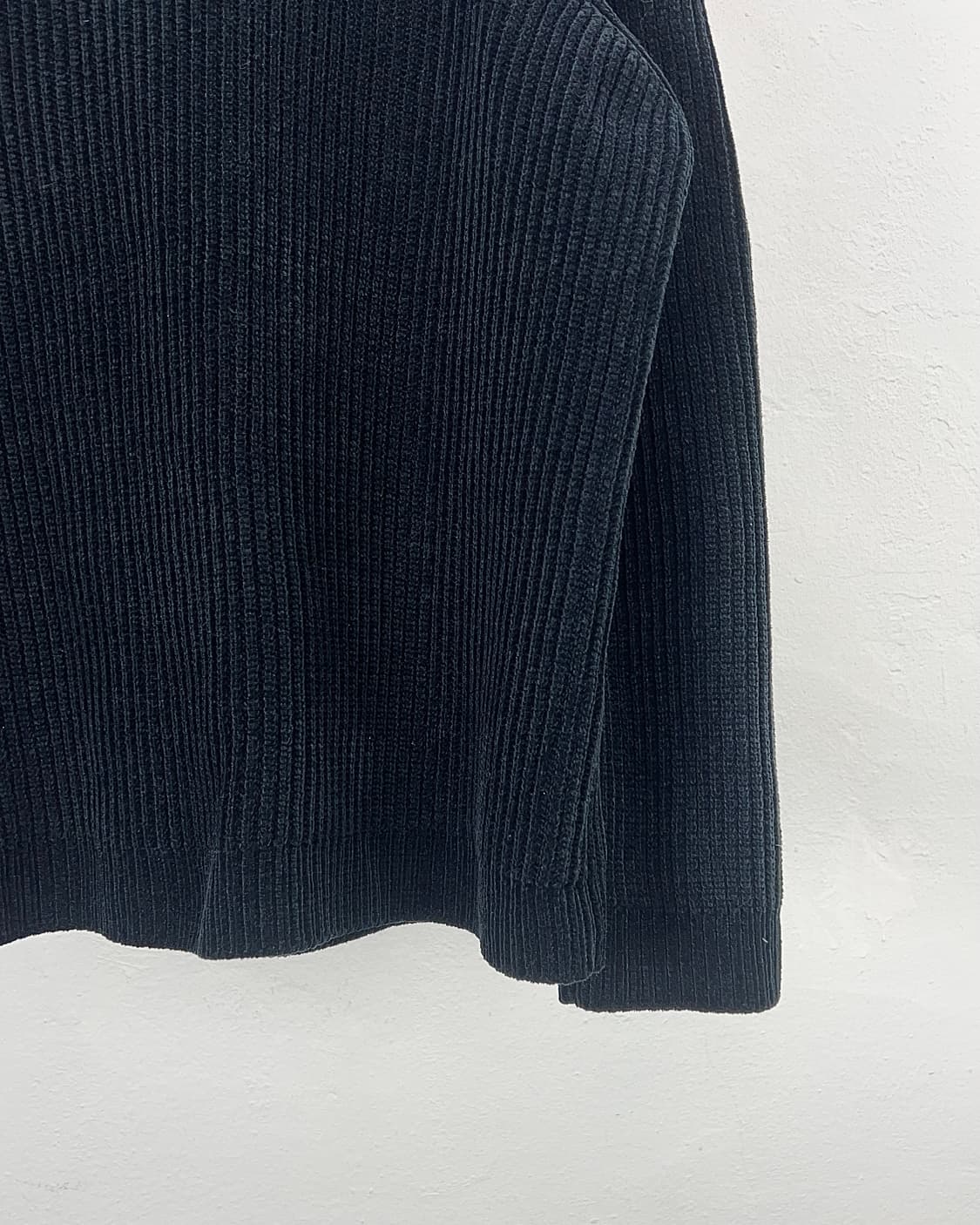 솔리드옴므 18fw 블랙 와플 벨벳 골지 니트 상품이미지5