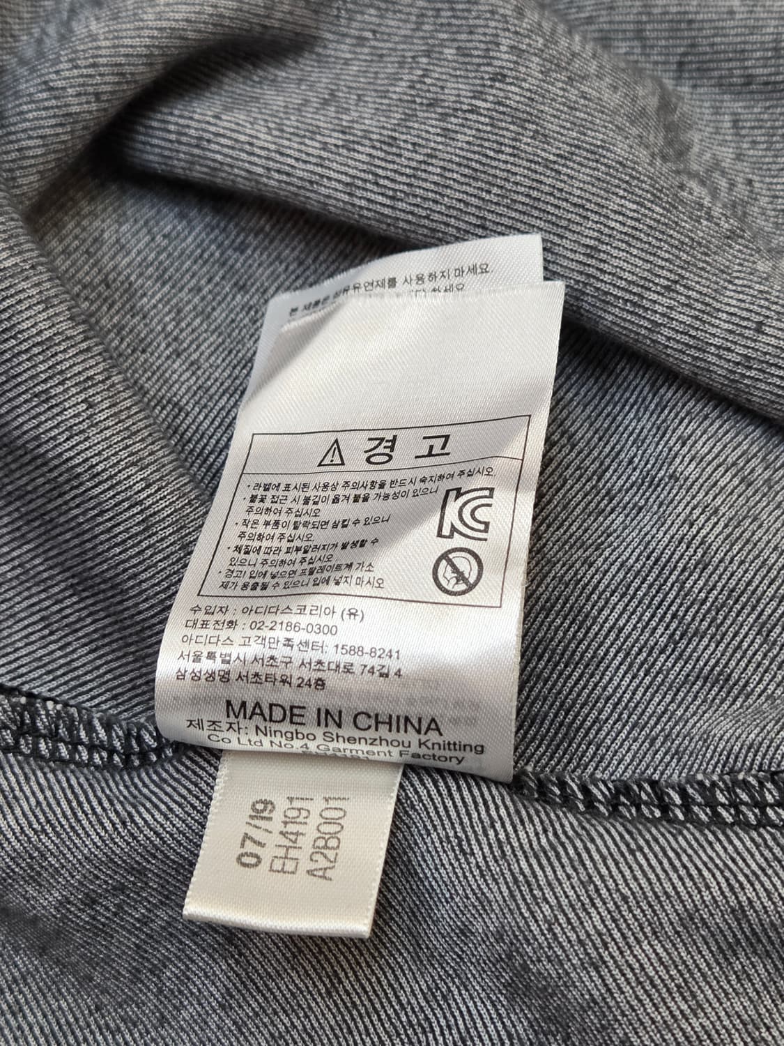 아디다스 벨벳 블랙 원피스 130사이즈입니다. 부드러운 벨벳 소재로 고급 상품이미지5