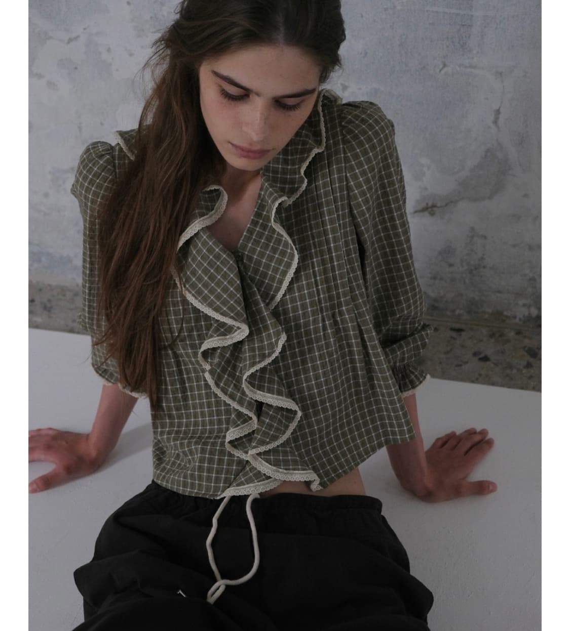 포에토 러플 체크 블라우스 올리브 상품이미지1
