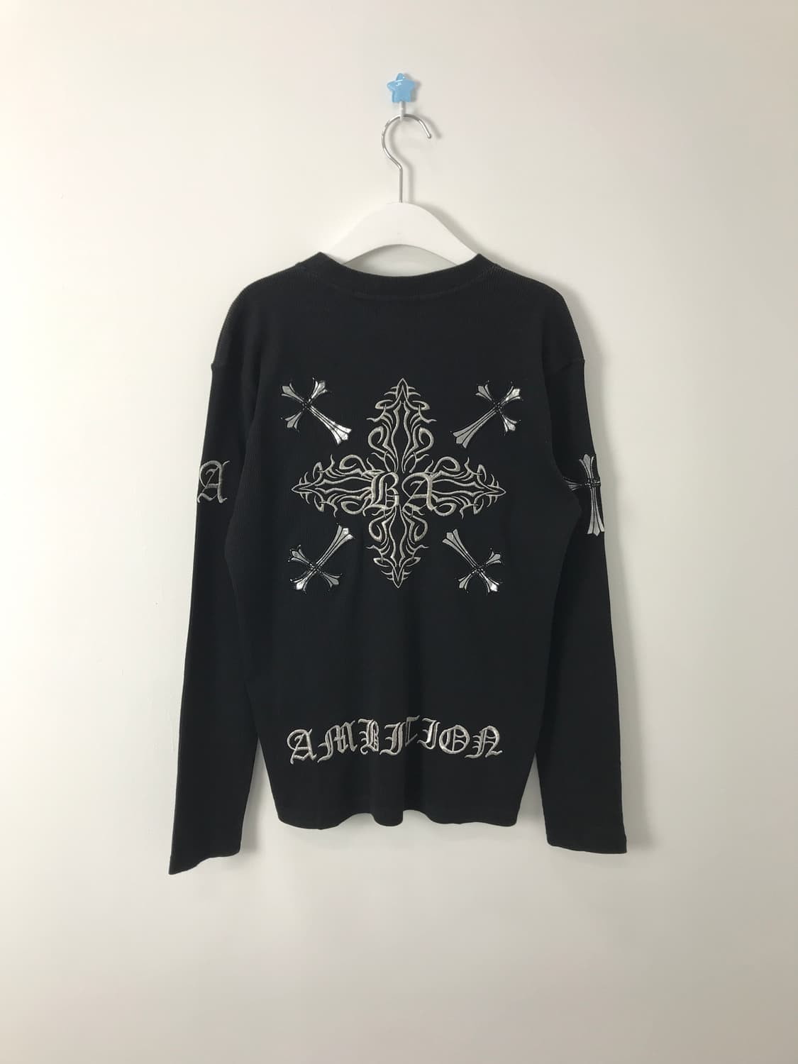 'AMBITION' Gothic Cross V-Neck Tee 상품이미지5