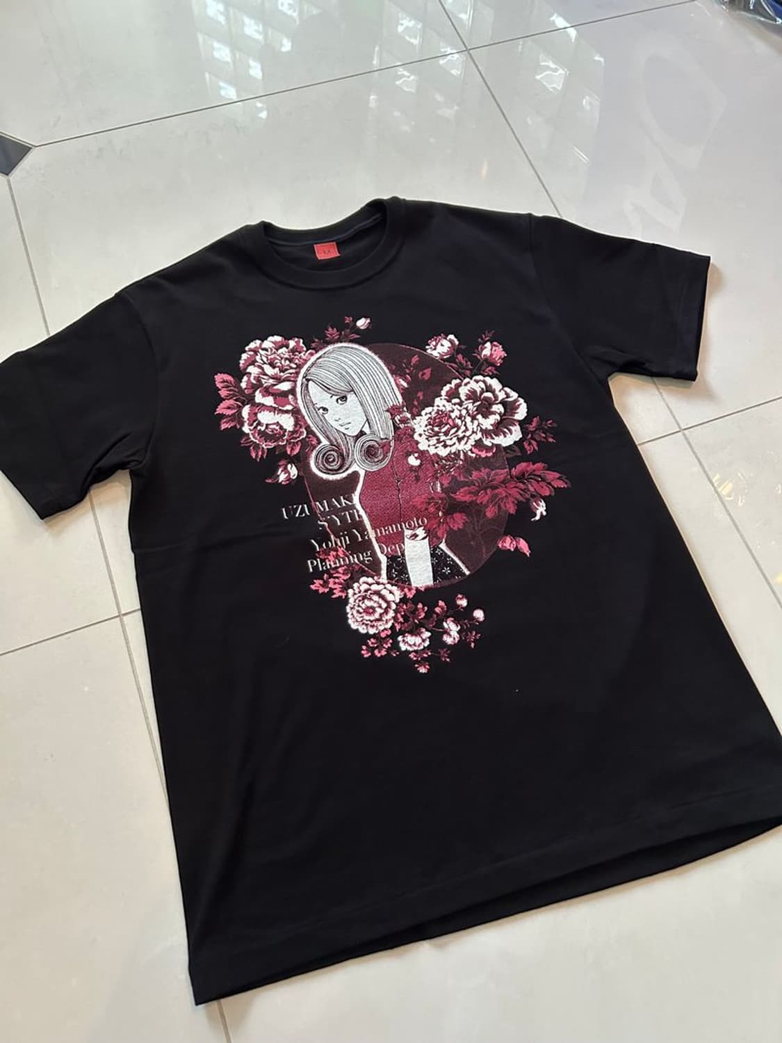 ITO -UZUMAKI- TEE 우즈마키 - 꽃과 키리에 그래픽 티셔츠 상품이미지3