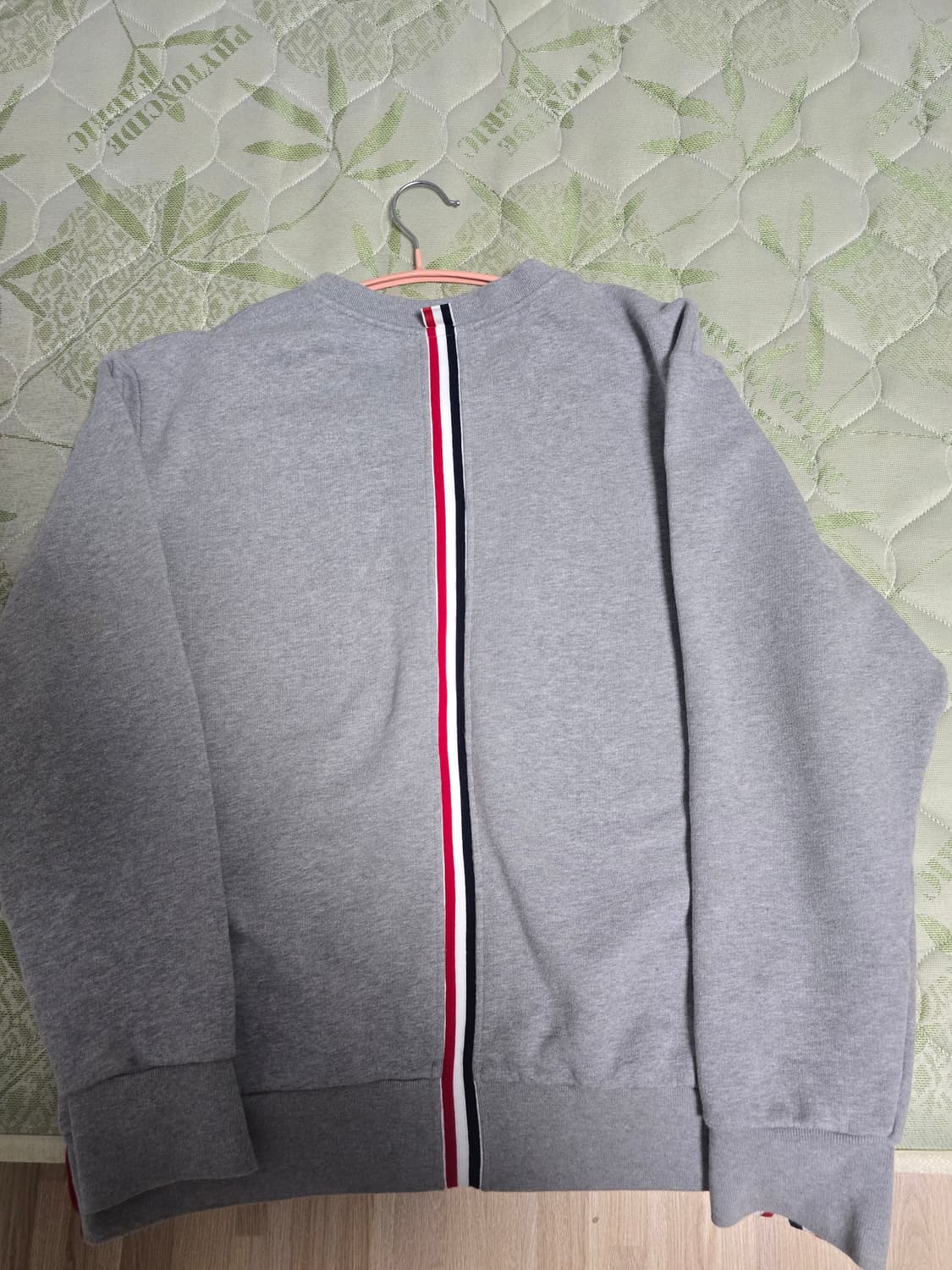 (새상품급)톰브라운 백삼선 그레이 맨투맨 5사이즈 상품이미지7