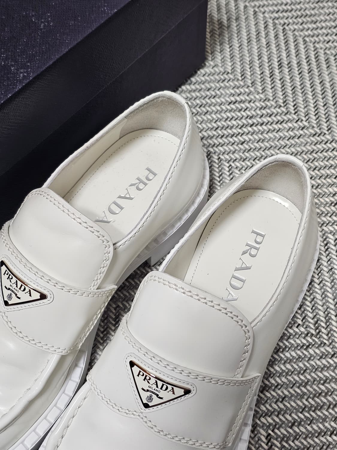 프라다 브러쉬드 가죽 로퍼 상품이미지5