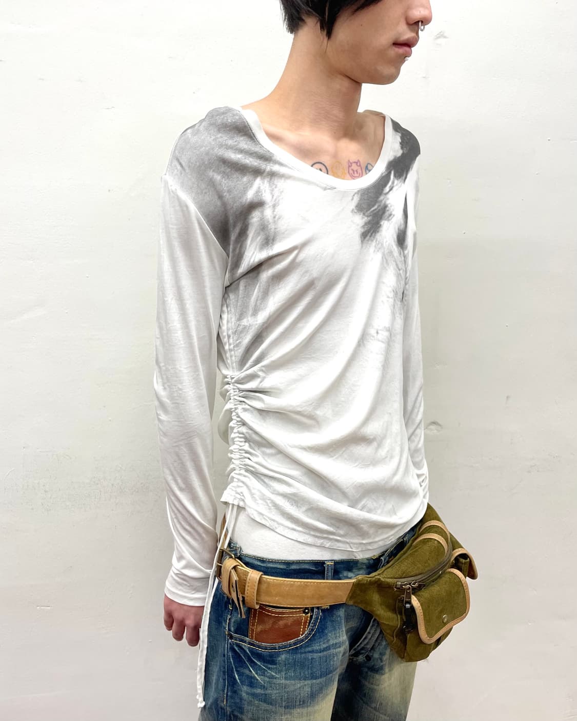 Graphic Shirring Strap White Long Sleeve 상품이미지3
