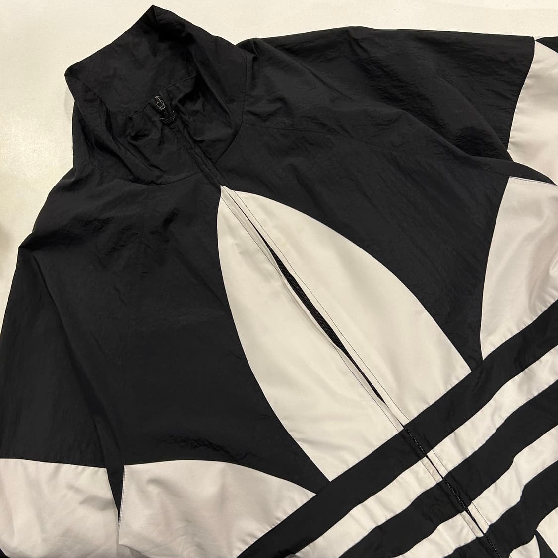 [L] 아디다스 블랙 트레포일 바람막이 자켓 상품이미지3