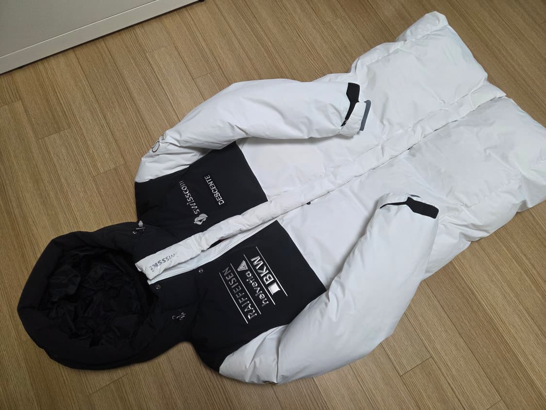 데상트 스위스 스키팀 엣지 와펜  롱패딩 점퍼 상품이미지2