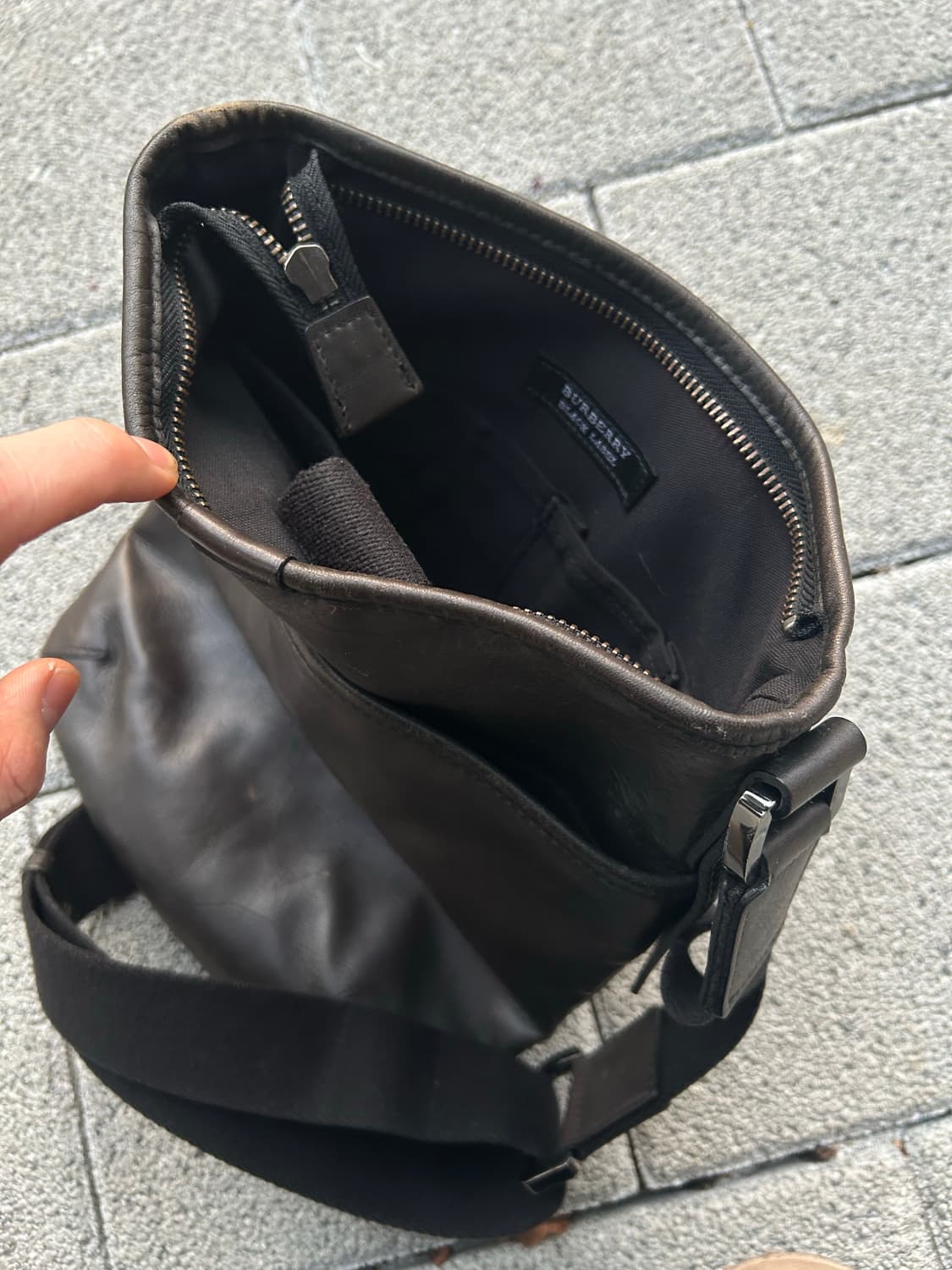 2000s 버버리 블랙라벨 레더 블랙 크로스백 상품이미지6