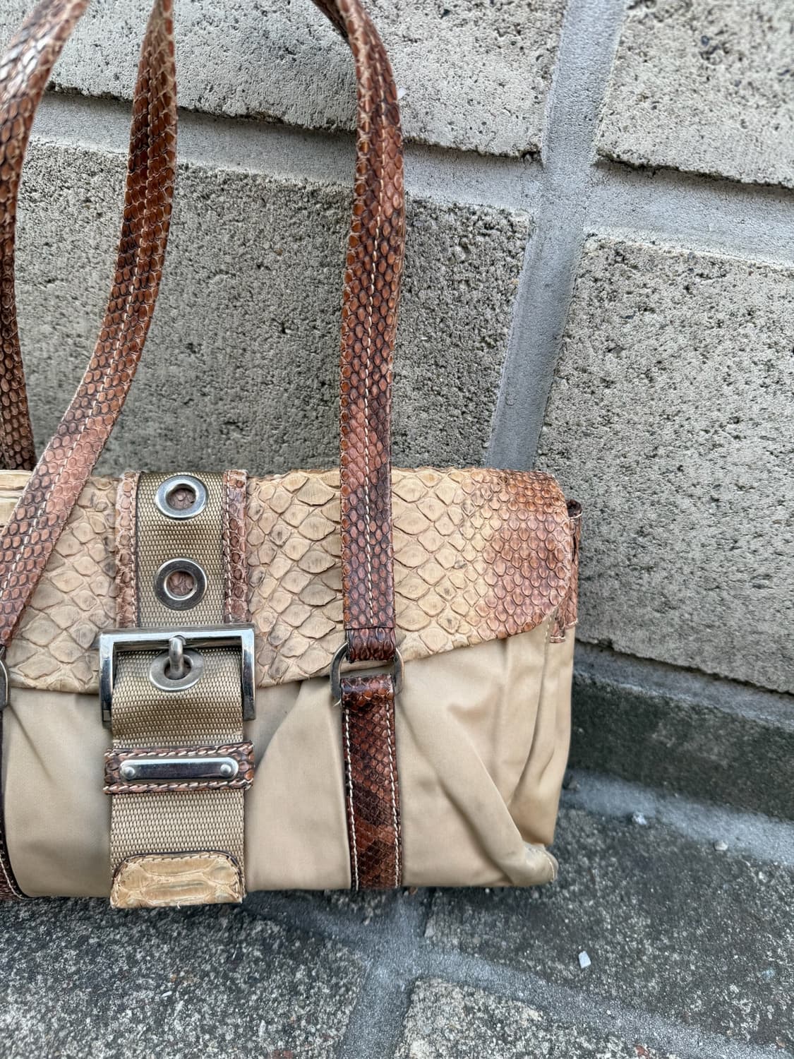 프라다 스네이크 스킨 숄더백 상품이미지9