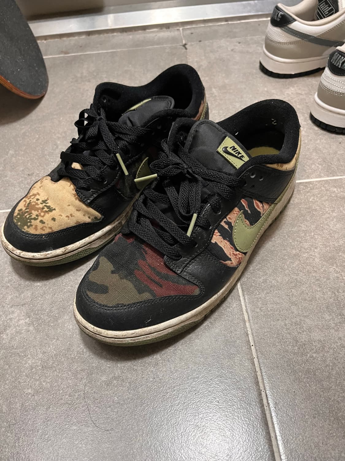 황희찬 사복) 나이키 덩크 로우 SE 블랙 멀티 카모 270 상품이미지4