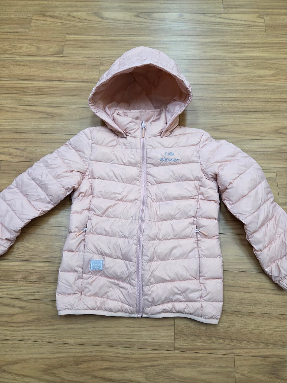 아이더 키즈 핑크색 경량 패딩 145사이즈입니다. 스타일 번호는 JUW이 상품이미지1