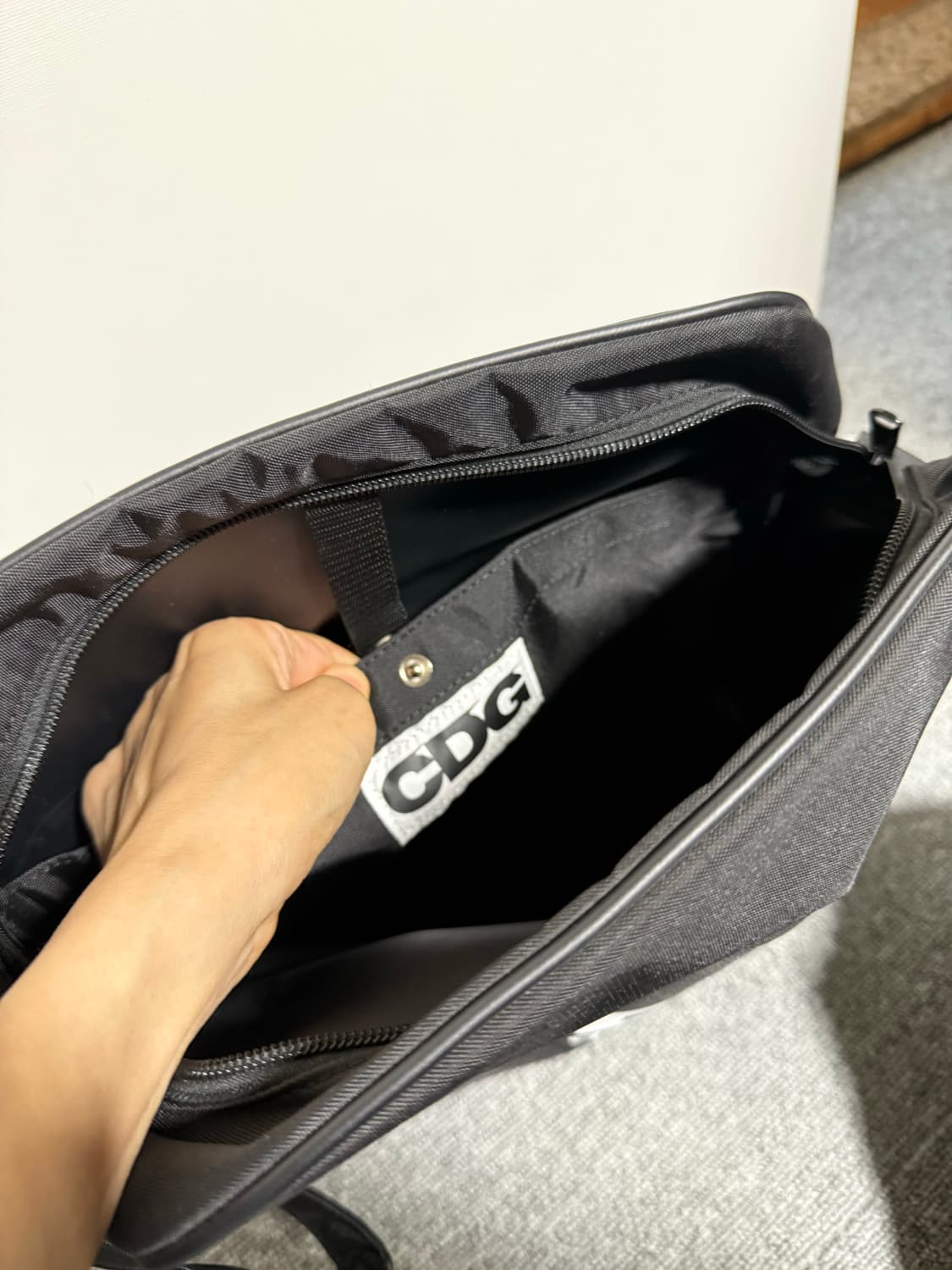 꼼데가르송 CDG 블랙 메신저백 상품이미지2