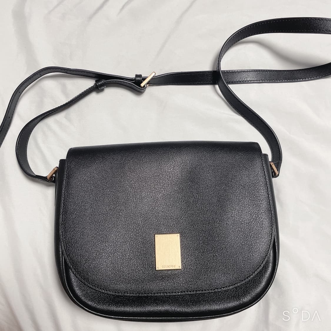 쿠론 반달 크로스백 블랙 상품이미지1