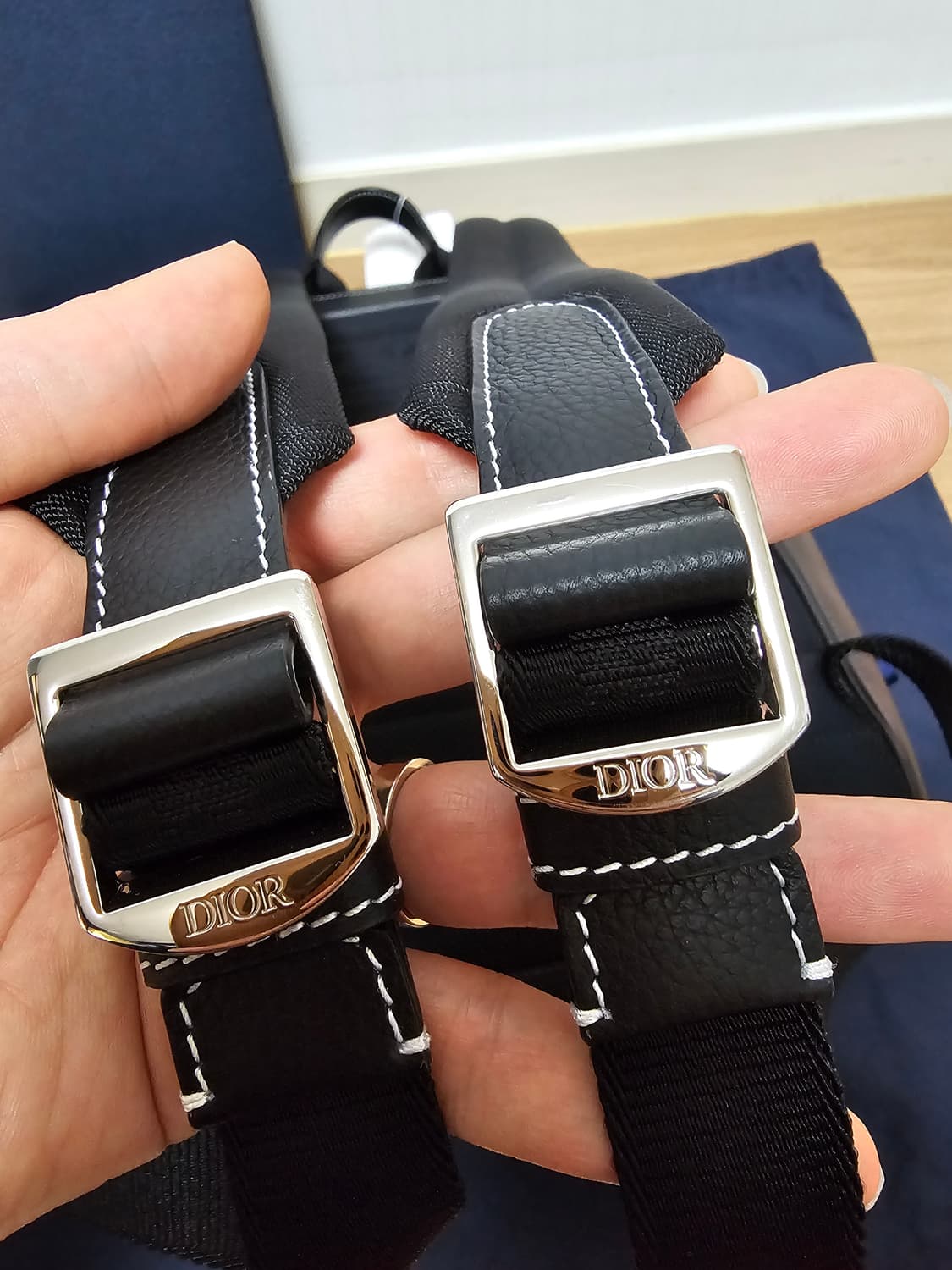 디올 올레더 스티치 새들 버클 플랩 백팩 신형 25ss 상품이미지9