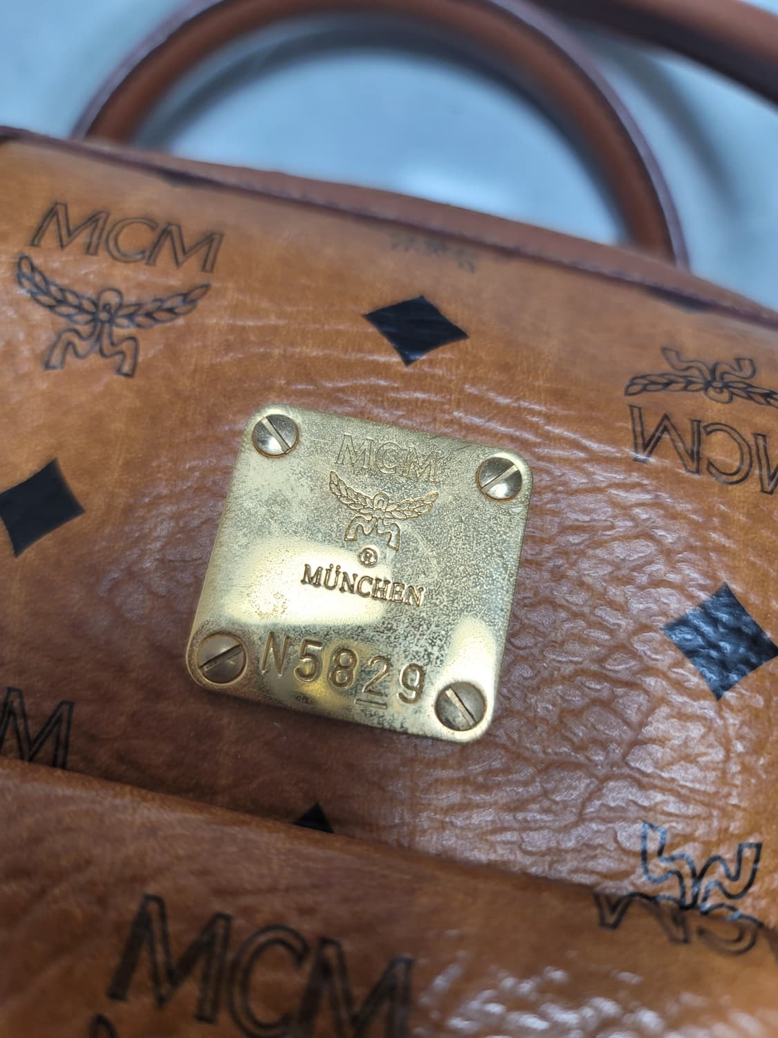 엠씨엠 숄더백 중형 

 상품이미지6