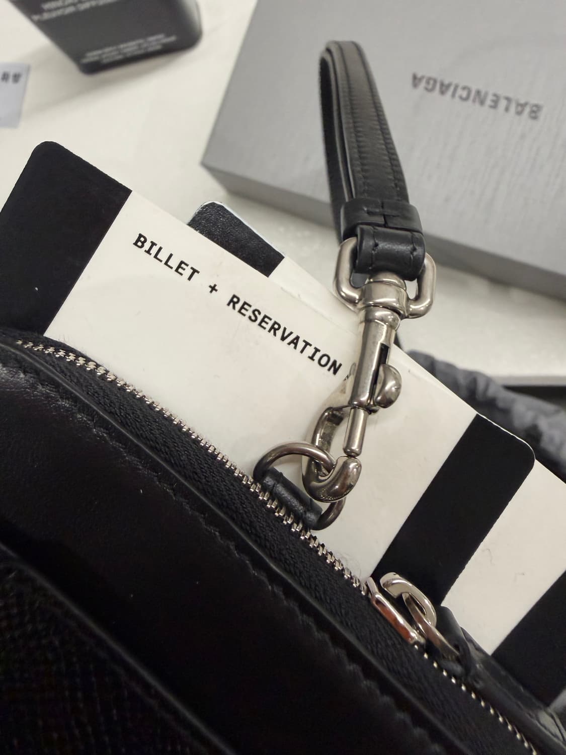 발렌시아가 패스포트 지갑 상품이미지9